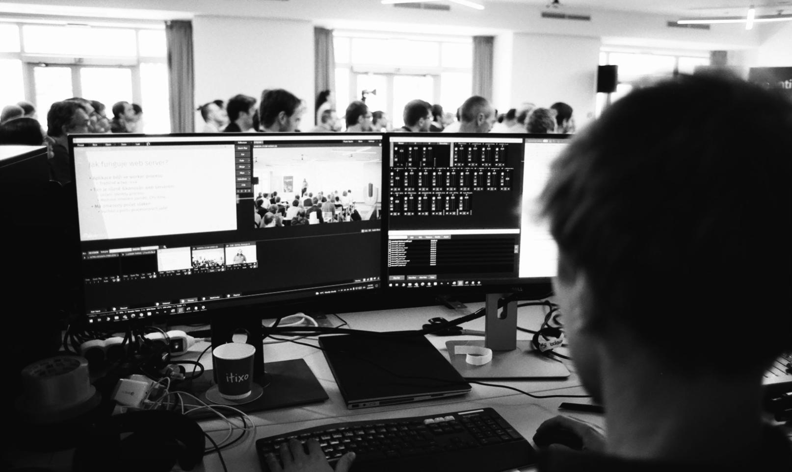 Профессиональная студия звукозаписи с аудиооборудованием