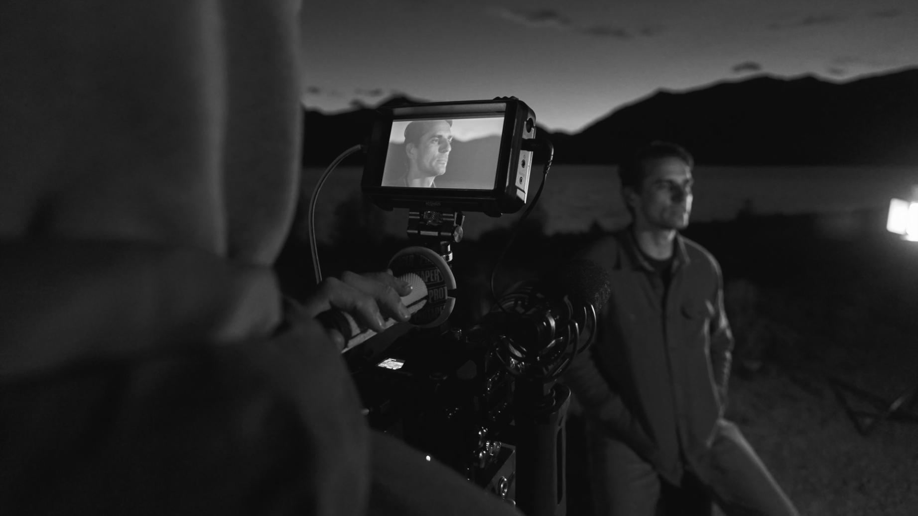 Рабочее пространство звукорежиссера с профессиональным оборудованием